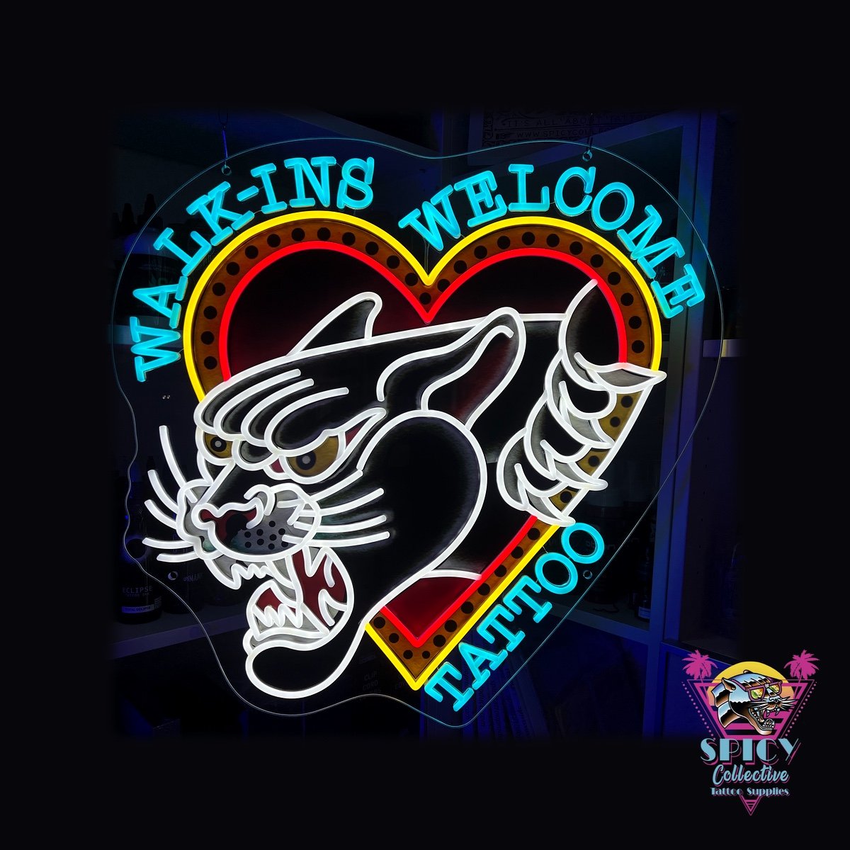 Tänd LED-neonskylt med panter som bryter igenom ett hjärta och texten Walk-ins Welcome Tattoo