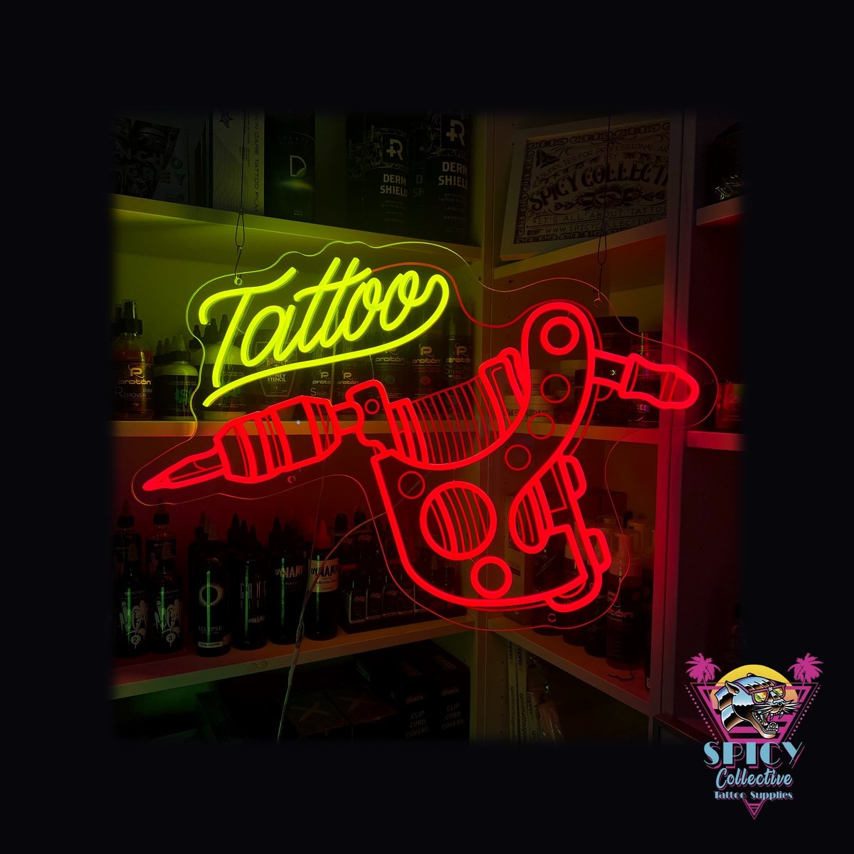 Tänd LED-neonskylt med texten Tattoo i gult och en röd tatueringsmaskin