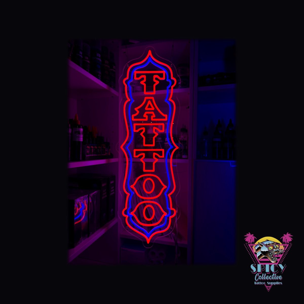 Tänd vertikal LED-neonskylt Tattoo i rött med ornamental blå och röd ram