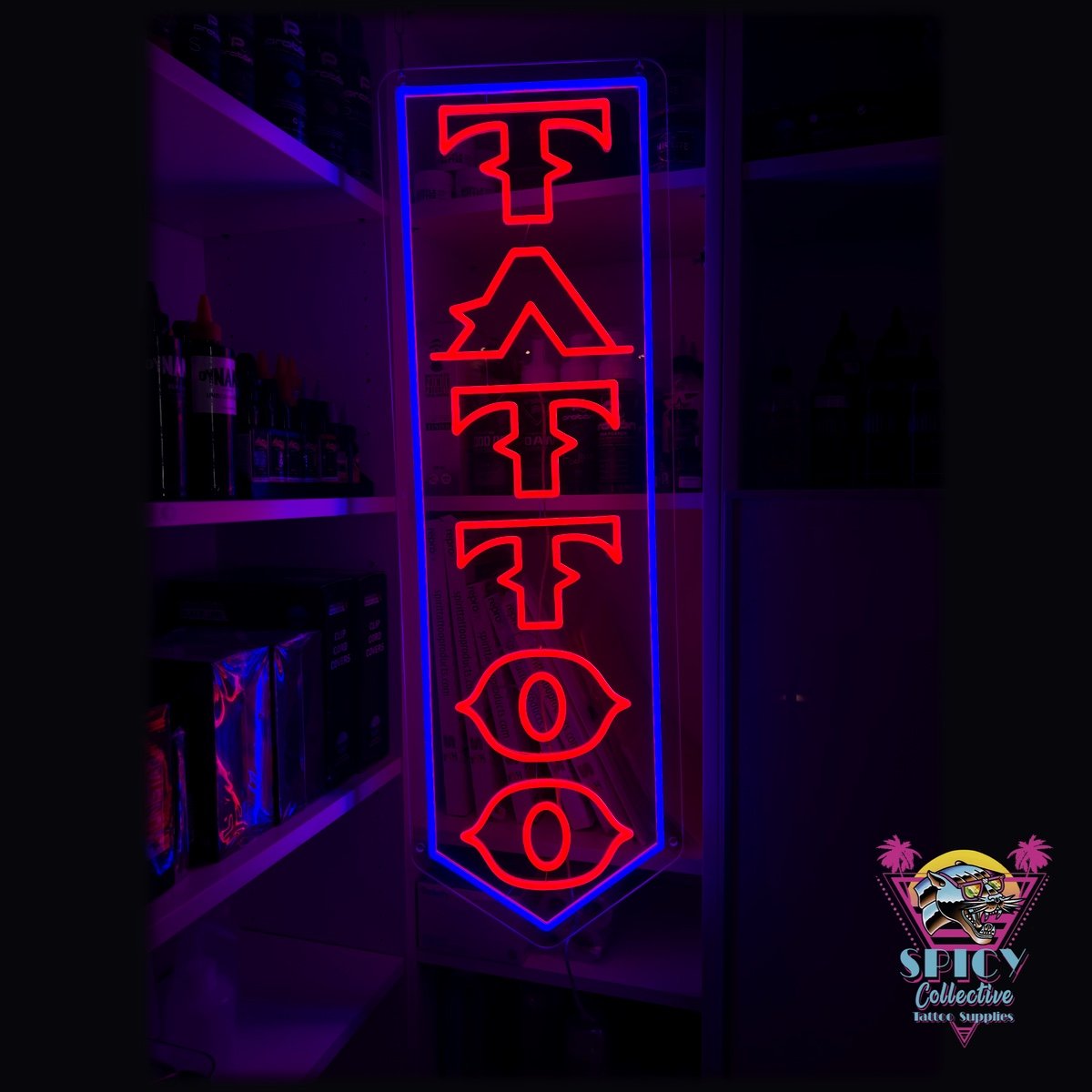 Tänd vimpelformad vertikal LED-neonskylt Tattoo i rött med blå ram