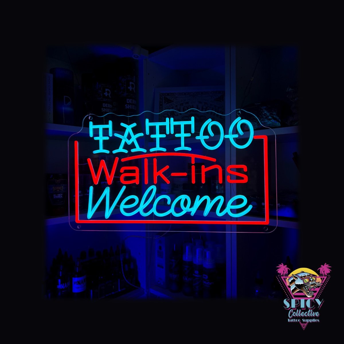Tänd LED-neonskylt Tattoo Walk-ins Welcome i cyan och rött med röd ram