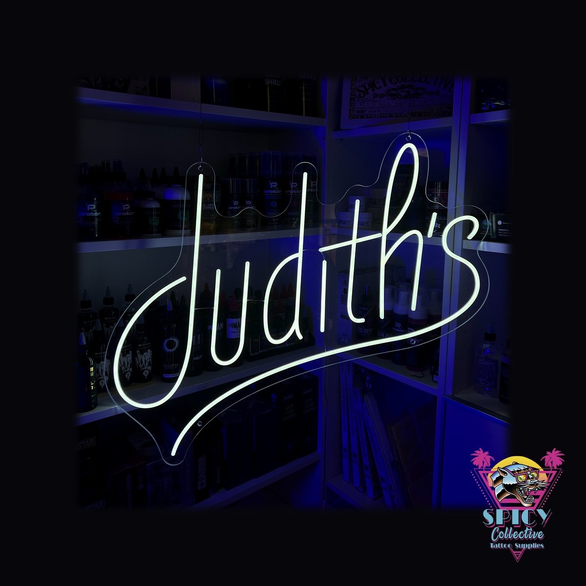 Tänd personlig LED-neonskylt med namnet Judith's i vit skrivstil, beställningsarbete